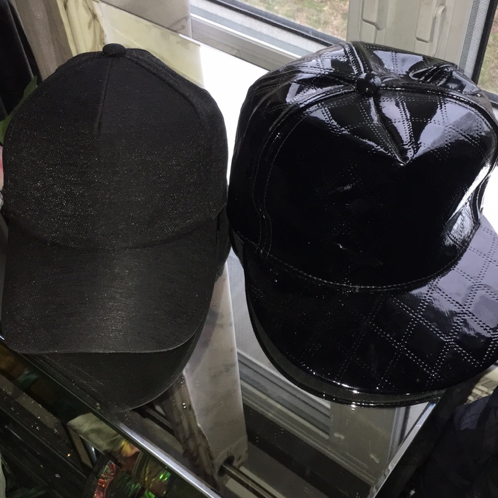 CAPS 🧢🖤🖤